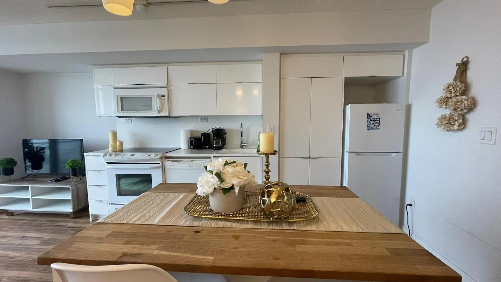 Elegant 1Br Plus Den Downtown Toronto - Sleep 6 Apartment
