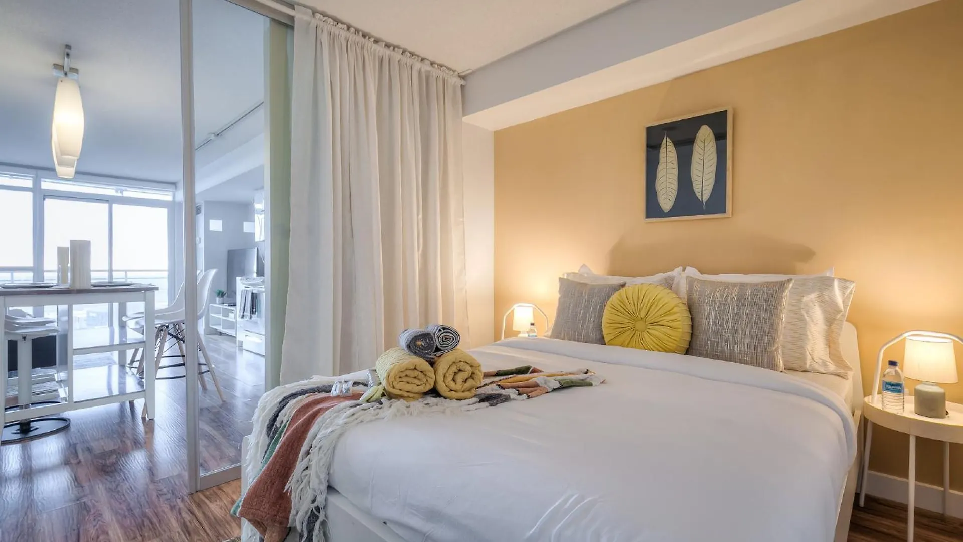 Apartment Elegant 1Br Plus Den Downtown Toronto - Sleep 6