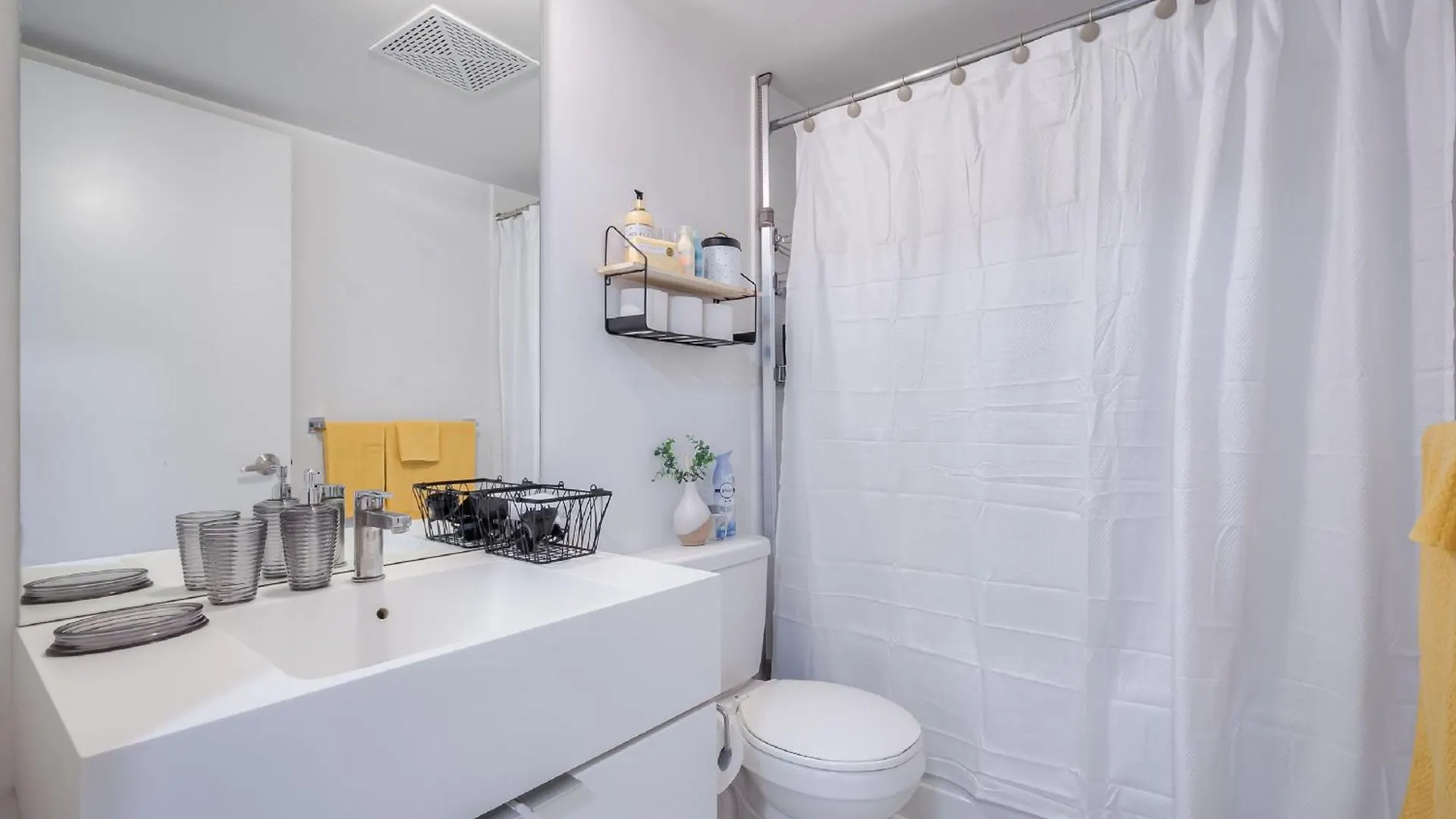 Elegant 1Br Plus Den Downtown Toronto - Sleep 6