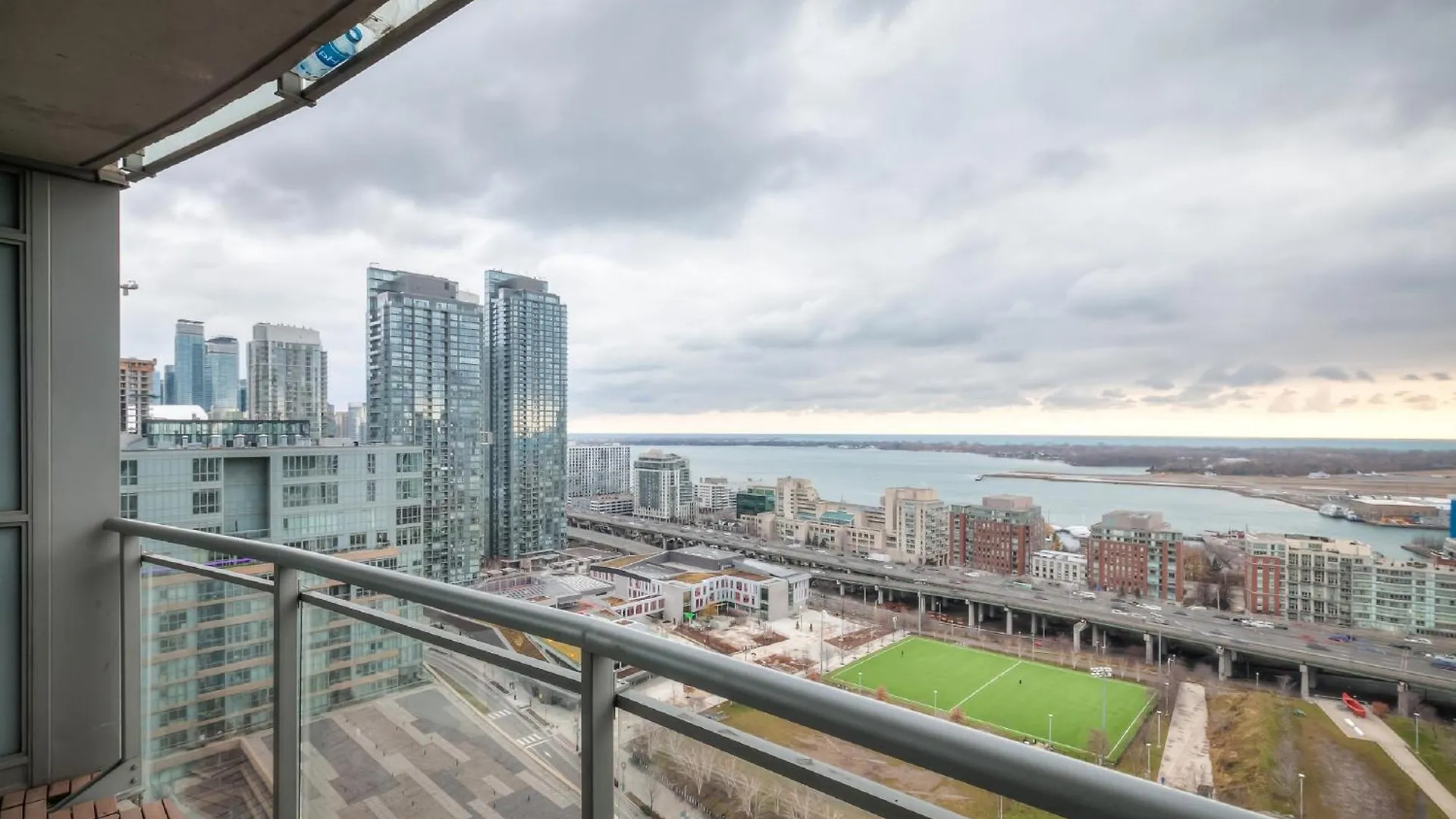Elegant 1Br Plus Den Downtown Toronto - Sleep 6 Apartment