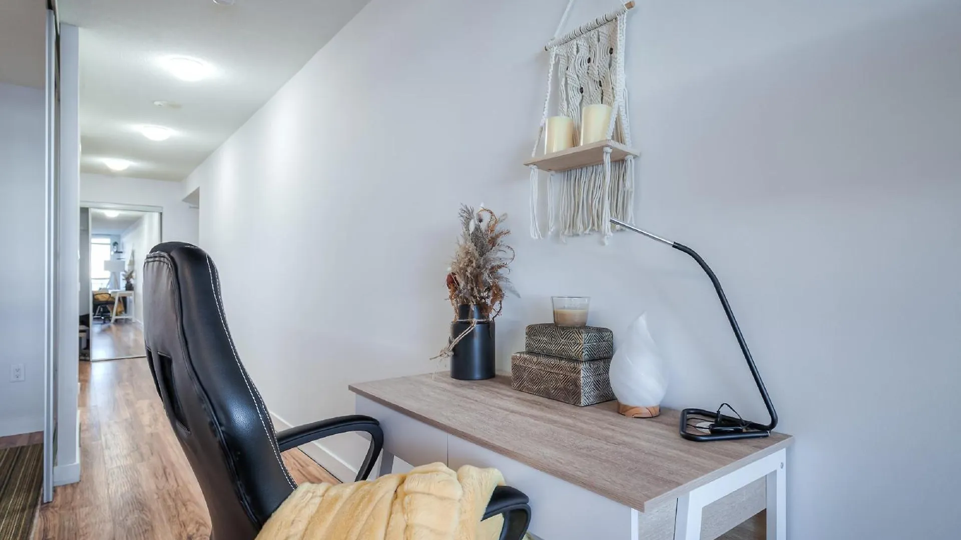 Elegant 1Br Plus Den Downtown Toronto - Sleep 6