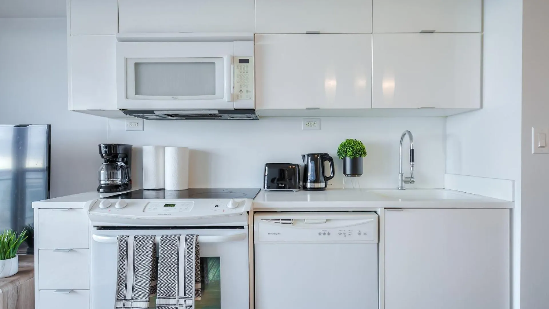 Elegant 1Br Plus Den Downtown Toronto - Sleep 6